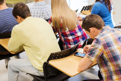 Study finds distracting use of cell phones in class lowers scores for all levels of students