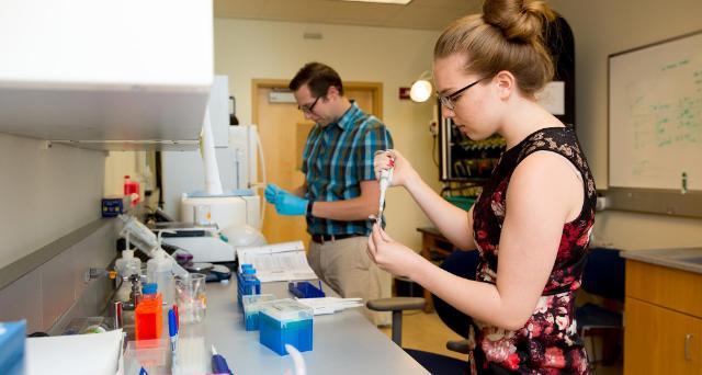 Carly Carter ’19 studies the genetic development of baby zebrafish under the direction of Dr. Wade Znosko