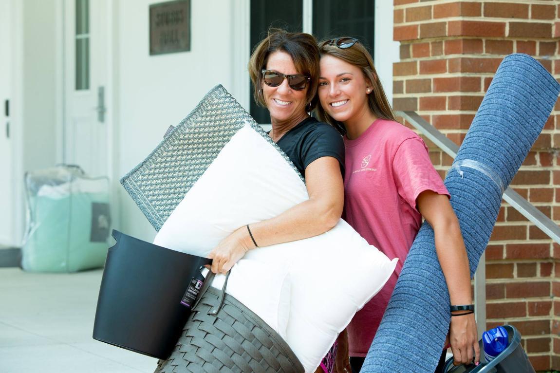 Longwood freshman and her mom moving into the residence halls