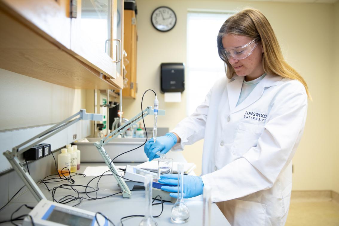 Kaleigh Beale ’22 working in the lab