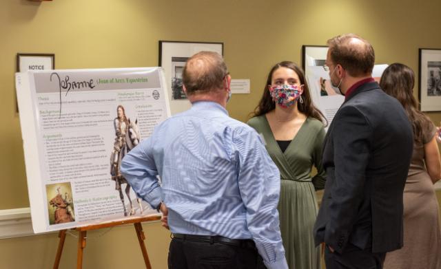 Mackenzie Harry ’23 talks with professors about her poster
