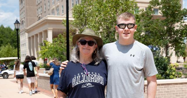 Grey Sweeney ’86 and William Perkins ’27 on move in day