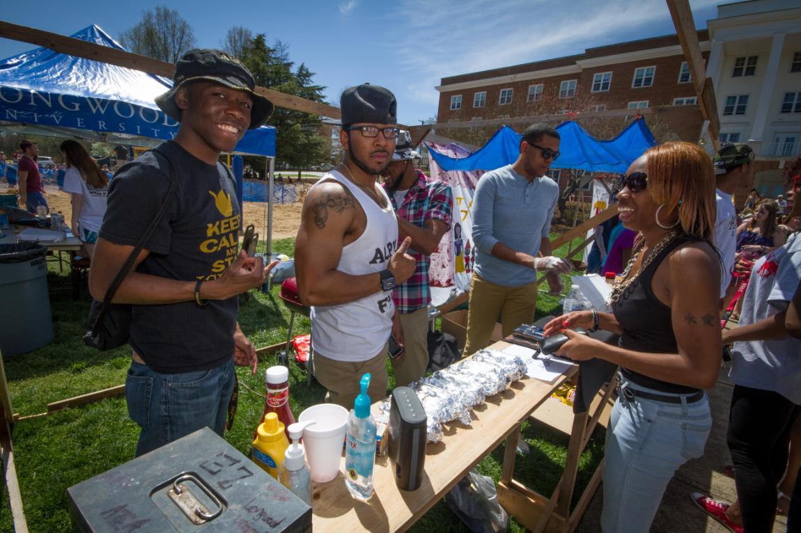 Students buy food at Longwood's Spring Weekend