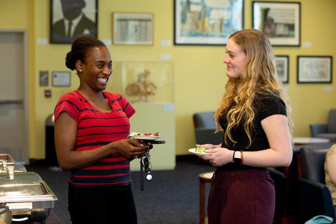 Student meeting their alum mentor during a catch up session