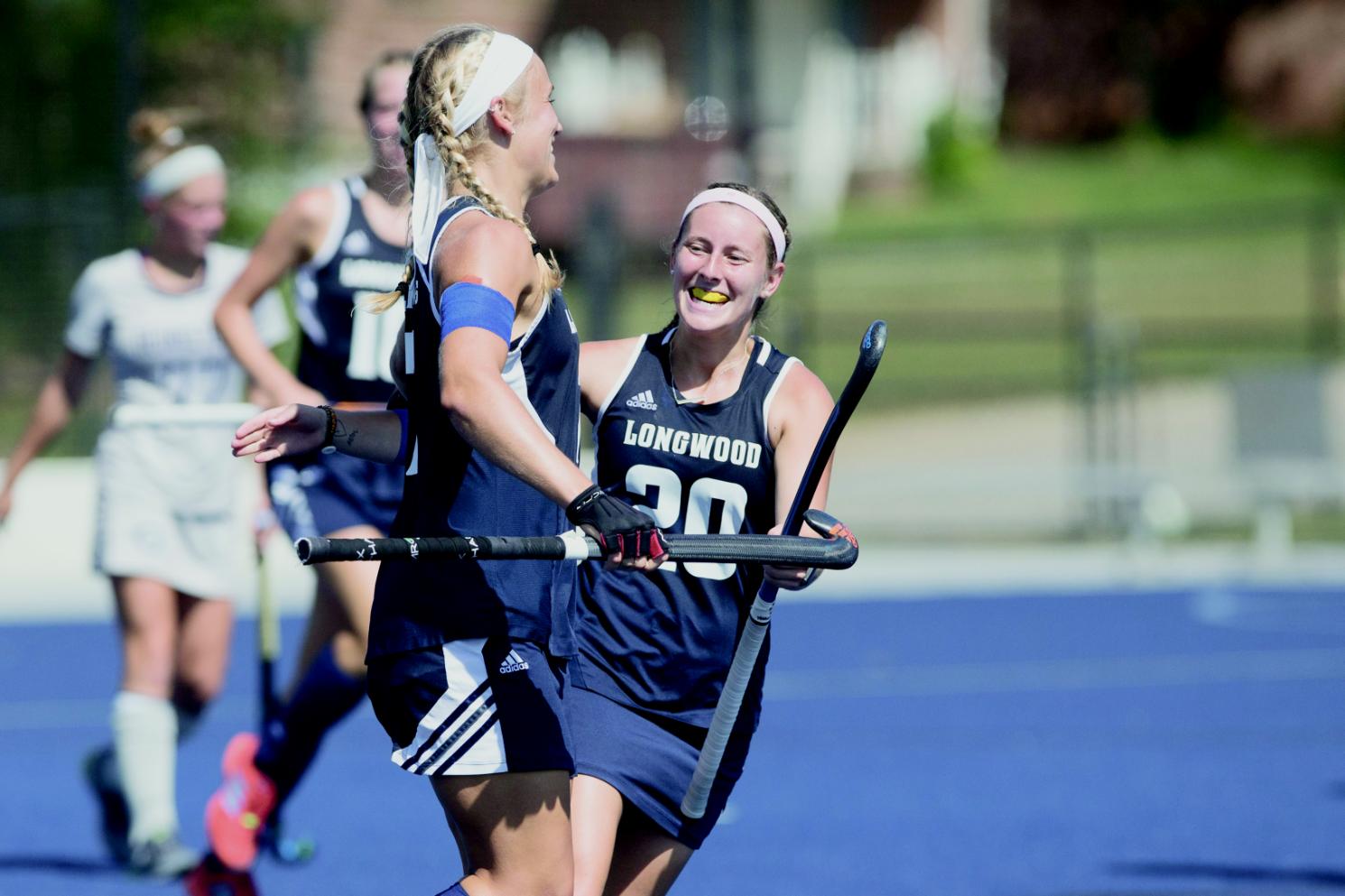 Seniors Edel Nyland ’18 (left) and Brenna Kinzel ’18