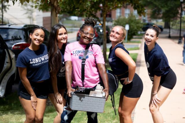 Freshman move-in with volunteers