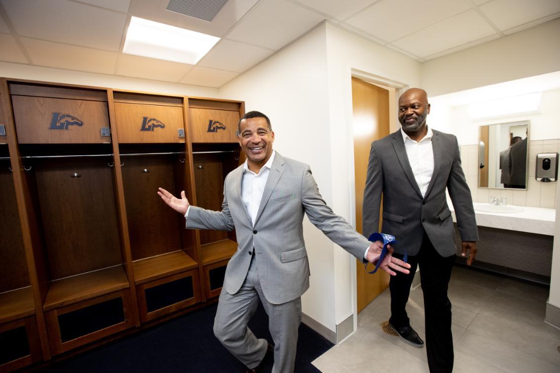 O'Kelly McWilliams '90 sees the Joan Perry Brock Center's Jefferson-McWilliams-Rutley Men's Basketball Coaches Locker Room for the first time.