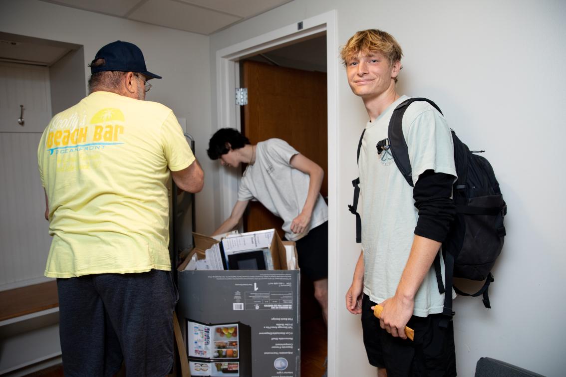 Chase Blaha ’30 moving into Johns Hall during freshman move-in.